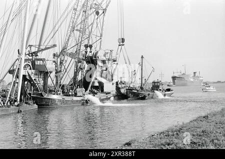 Das Anheben der Baggermühle „Ajax“ im Nordseekanal bei Amsterdam durch schwimmende Binnenschiffe der Reedereien Goedkoop und NDSM. Das Baggerwerk kenterte und sank aufgrund eines Lecks am 16. September 1966. Amsterdam, Niederlande, 16-10-1966, Whizgle Dutch News: historische Bilder für die Zukunft. Erkunden Sie die Vergangenheit der Niederlande mit modernen Perspektiven durch Bilder von niederländischen Agenturen. Verbinden der Ereignisse von gestern mit den Erkenntnissen von morgen. Begeben Sie sich auf eine zeitlose Reise mit Geschichten, die unsere Zukunft prägen. Stockfoto