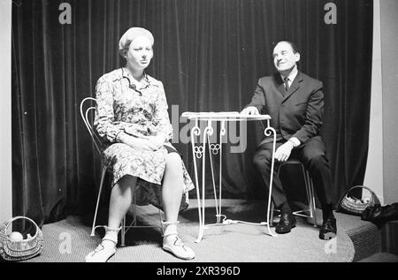 New Cabaret 1963, Adam and Eve, 'Hüte dich vor Eves', Cabaret, 06-01-1963, Whizgle Dutch News: historische Bilder für die Zukunft. Erkunden Sie die Vergangenheit der Niederlande mit modernen Perspektiven durch Bilder von niederländischen Agenturen. Verbinden der Ereignisse von gestern mit den Erkenntnissen von morgen. Begeben Sie sich auf eine zeitlose Reise mit Geschichten, die unsere Zukunft prägen. Stockfoto