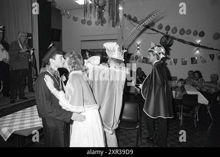 Farmer's Wedding' at Carneval Association Lisserbroek, Lisserbroek, 11-02-1991, Whizgle Dutch News: Historische Bilder zugeschnitten auf die Zukunft. Erkunden Sie die Vergangenheit der Niederlande mit modernen Perspektiven durch Bilder von niederländischen Agenturen. Verbinden der Ereignisse von gestern mit den Erkenntnissen von morgen. Begeben Sie sich auf eine zeitlose Reise mit Geschichten, die unsere Zukunft prägen. Stockfoto