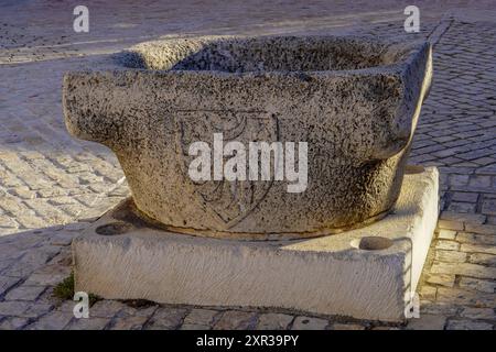 Antik verarbeiteter Stein für einen Brunnen. Stockfoto