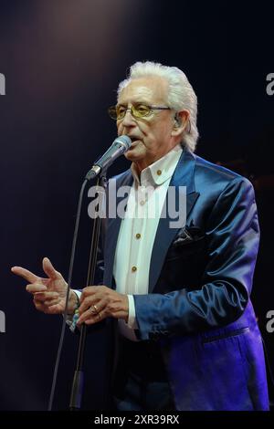 Williamscot, Großbritannien. August 2024. Der englische Musiker und Sänger Anthony Fitzgerald, bekannt als Tony Christie, trat live auf der Bühne der Cropredy Convention auf. Er ist bekannt für seine Aufnahmen von „Is This the Way to“ (ist dies der Weg zu) Amarillo). Quelle: SOPA Images Limited/Alamy Live News Stockfoto