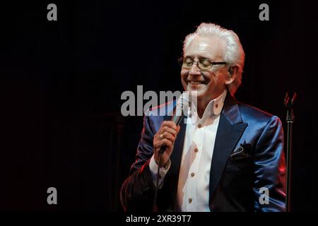 Williamscot, Großbritannien. August 2024. Der englische Musiker und Sänger Anthony Fitzgerald, bekannt als Tony Christie, trat live auf der Bühne der Cropredy Convention auf. Er ist bekannt für seine Aufnahmen von „Is This the Way to“ (ist dies der Weg zu) Amarillo). Quelle: SOPA Images Limited/Alamy Live News Stockfoto