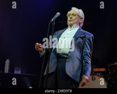 Williamscot, Großbritannien. August 2024. Der englische Musiker und Sänger Anthony Fitzgerald, bekannt als Tony Christie, trat live auf der Bühne der Cropredy Convention auf. Er ist bekannt für seine Aufnahmen von „Is This the Way to“ (ist dies der Weg zu) Amarillo). Quelle: SOPA Images Limited/Alamy Live News Stockfoto