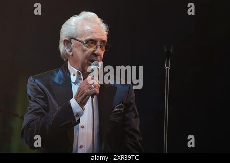 Williamscot, Großbritannien. August 2024. Der englische Musiker und Sänger Anthony Fitzgerald, bekannt als Tony Christie, trat live auf der Bühne der Cropredy Convention auf. Er ist bekannt für seine Aufnahmen von „Is This the Way to“ (ist dies der Weg zu) Amarillo). Quelle: SOPA Images Limited/Alamy Live News Stockfoto