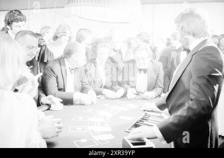 Eröffnung Casino Zandvoort + Roulette und Blackjack + Übersicht Kasinoraum, Spiele und Spielzeug, 01-10-1976, Whizgle Dutch News: Historische Bilder zugeschnitten auf die Zukunft. Erkunden Sie die Vergangenheit der Niederlande mit modernen Perspektiven durch Bilder von niederländischen Agenturen. Verbinden der Ereignisse von gestern mit den Erkenntnissen von morgen. Begeben Sie sich auf eine zeitlose Reise mit Geschichten, die unsere Zukunft prägen. Stockfoto