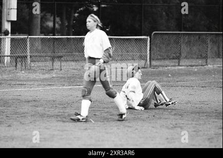 Softball: Terrasvogels-HCAW, Santpoort-Zuid, 25-08-1995, Whizgle Dutch News: Historical Images Tailored for the Future. Erkunden Sie die Vergangenheit der Niederlande mit modernen Perspektiven durch Bilder von niederländischen Agenturen. Verbinden der Ereignisse von gestern mit den Erkenntnissen von morgen. Begeben Sie sich auf eine zeitlose Reise mit Geschichten, die unsere Zukunft prägen. Stockfoto