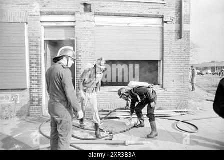 Feuer des leeren Hauses, Alkmaarseweg, B'wijk, Feuer, Feuerwehr, Beverwijk, Alkmaarseweg, Niederlande, 15-10-1975, Whizgle Dutch News: Historical Images Tailored for the Future. Erkunden Sie die Vergangenheit der Niederlande mit modernen Perspektiven durch Bilder von niederländischen Agenturen. Verbinden der Ereignisse von gestern mit den Erkenntnissen von morgen. Begeben Sie sich auf eine zeitlose Reise mit Geschichten, die unsere Zukunft prägen. Stockfoto