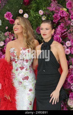 London, UK, 8. August 2024. Blake Lively und Isabela Ferrer kommen bei der UK Gala Screening von IT ENDET MIT US 2024, ODEON Luxe, Leicester Square, London. UK Credit Baz Seal/Alamy Live News Stockfoto