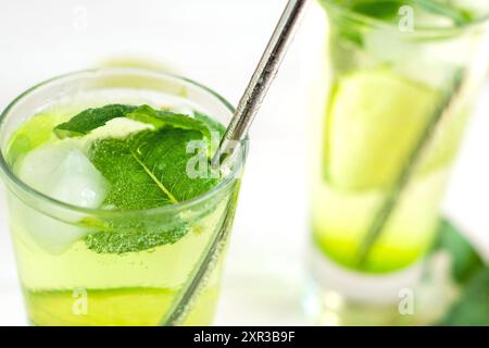 Sommergetränk. Selektiver Fokus. Erfrischendes Entgiftungsgetränk mit Pfefferminze Stockfoto