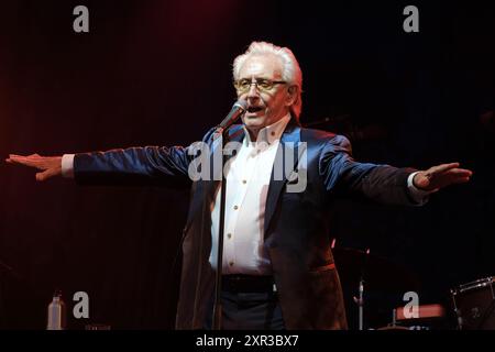 Williamscot, Großbritannien. August 2024. Der englische Musiker und Sänger Anthony Fitzgerald, bekannt als Tony Christie, trat live auf der Bühne der Cropredy Convention auf. Er ist bekannt für seine Aufnahmen von „Is This the Way to“ (ist dies der Weg zu) Amarillo). (Foto: Dawn Fletcher-Park/SOPA Images/SIPA USA) Credit: SIPA USA/Alamy Live News Stockfoto