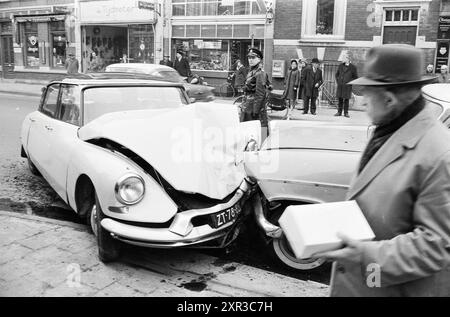 Kollision zwischen zwei Autos, Haarlem, Wagenweg, Niederlande, 00-03-1963, Whizgle Dutch News: historische Bilder für die Zukunft. Erkunden Sie die Vergangenheit der Niederlande mit modernen Perspektiven durch Bilder von niederländischen Agenturen. Verbinden der Ereignisse von gestern mit den Erkenntnissen von morgen. Begeben Sie sich auf eine zeitlose Reise mit Geschichten, die unsere Zukunft prägen. Stockfoto