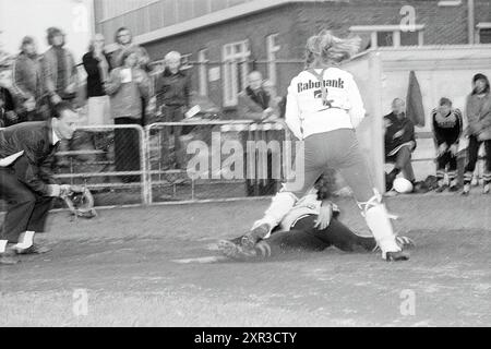 Terrasvogels - Seleritas, Softball, 27. April 1974, Whizgle Dutch News: Historische Bilder zugeschnitten auf die Zukunft. Erkunden Sie die Vergangenheit der Niederlande mit modernen Perspektiven durch Bilder von niederländischen Agenturen. Verbinden der Ereignisse von gestern mit den Erkenntnissen von morgen. Begeben Sie sich auf eine zeitlose Reise mit Geschichten, die unsere Zukunft prägen. Stockfoto