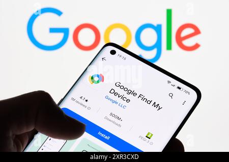 Nahaufnahme eines Smartphone-Bildschirms, auf dem die Google-App „mein Gerät suchen“ mit dem Google-Logo im Hintergrund angezeigt wird, um die Verbindung zwischen Google Fi zu veranschaulichen Stockfoto