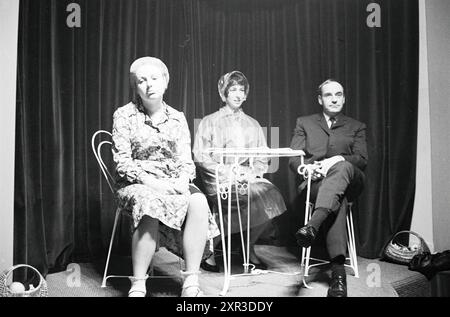 New Cabaret 1963, Adam and Eve, 'Hüte dich vor Eves', Cabaret, 06-01-1963, Whizgle Dutch News: historische Bilder für die Zukunft. Erkunden Sie die Vergangenheit der Niederlande mit modernen Perspektiven durch Bilder von niederländischen Agenturen. Verbinden der Ereignisse von gestern mit den Erkenntnissen von morgen. Begeben Sie sich auf eine zeitlose Reise mit Geschichten, die unsere Zukunft prägen. Stockfoto