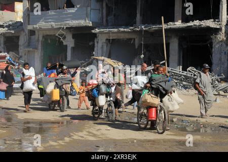 Gaza. August 2024. Am 8. August 2024 fliehen Menschen aus den östlichen Bezirken der Stadt Khan Younis im südlichen Gazastreifen. Nach einer neuen Evakuierungsanordnung der israelischen Behörden sagten UN-humanitäre Helfer am Donnerstag, dass ihre Partner Tausende von Gazern erneut aus Teilen des Gebiets Khan Younis im Westen in Richtung Al Mawasi flohen. Quelle: Rizek Abdeljawad/Xinhua/Alamy Live News Stockfoto