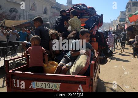 Gaza. August 2024. Am 8. August 2024 fliehen Menschen aus den östlichen Bezirken der Stadt Khan Younis im südlichen Gazastreifen. Nach einer neuen Evakuierungsanordnung der israelischen Behörden sagten UN-humanitäre Helfer am Donnerstag, dass ihre Partner Tausende von Gazern erneut aus Teilen des Gebiets Khan Younis im Westen in Richtung Al Mawasi flohen. Quelle: Rizek Abdeljawad/Xinhua/Alamy Live News Stockfoto