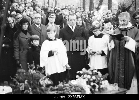 Beerdigung Godfried Bomans (* 02.03.1913, gestorben am 22.12.1971), Bloemendaal, Adelbert kerkhof, 24.12.1971, Whizgle Dutch News: historische Bilder für die Zukunft. Erkunden Sie die Vergangenheit der Niederlande mit modernen Perspektiven durch Bilder von niederländischen Agenturen. Verbinden der Ereignisse von gestern mit den Erkenntnissen von morgen. Begeben Sie sich auf eine zeitlose Reise mit Geschichten, die unsere Zukunft prägen. Stockfoto