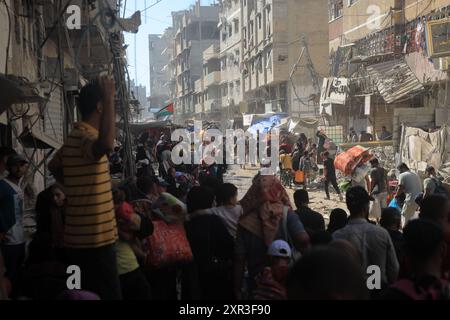 Gaza. August 2024. Am 8. August 2024 fliehen Menschen aus den östlichen Bezirken der Stadt Khan Younis im südlichen Gazastreifen. Nach einer neuen Evakuierungsanordnung der israelischen Behörden sagten UN-humanitäre Helfer am Donnerstag, dass ihre Partner Tausende von Gazern erneut aus Teilen des Gebiets Khan Younis im Westen in Richtung Al Mawasi flohen. Quelle: Rizek Abdeljawad/Xinhua/Alamy Live News Stockfoto