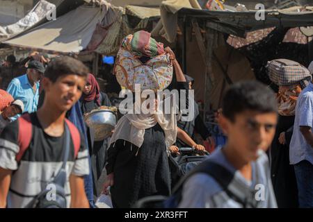 Gaza. August 2024. Am 8. August 2024 fliehen Menschen aus den östlichen Bezirken der Stadt Khan Younis im südlichen Gazastreifen. Nach einer neuen Evakuierungsanordnung der israelischen Behörden sagten UN-humanitäre Helfer am Donnerstag, dass ihre Partner Tausende von Gazern erneut aus Teilen des Gebiets Khan Younis im Westen in Richtung Al Mawasi flohen. Quelle: Rizek Abdeljawad/Xinhua/Alamy Live News Stockfoto