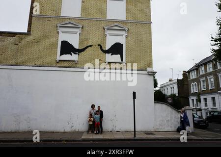 London, Großbritannien. August 2024. Der Straßenkünstler Banski enthüllt zwei Elefanten in Chelsea. (Foto: Laura Chiesa/Pacific Press) Credit: Pacific Press Media Production Corp./Alamy Live News Stockfoto