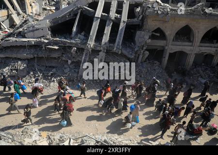 Gaza. August 2024. Am 8. August 2024 fliehen Menschen aus den östlichen Bezirken der Stadt Khan Younis im südlichen Gazastreifen. Nach einer neuen Evakuierungsanordnung der israelischen Behörden sagten UN-humanitäre Helfer am Donnerstag, dass ihre Partner Tausende von Gazern erneut aus Teilen des Gebiets Khan Younis im Westen in Richtung Al Mawasi flohen. Quelle: Rizek Abdeljawad/Xinhua/Alamy Live News Stockfoto