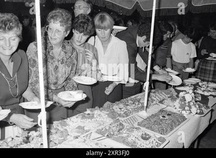 Party by Nelle, Droste, Support Group B.V., 24.09.1982, Whizgle Dutch News: Historical Images Tailored for the Future. Erkunden Sie die Vergangenheit der Niederlande mit modernen Perspektiven durch Bilder von niederländischen Agenturen. Verbinden der Ereignisse von gestern mit den Erkenntnissen von morgen. Begeben Sie sich auf eine zeitlose Reise mit Geschichten, die unsere Zukunft prägen. Stockfoto