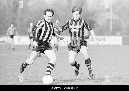 Football Match EDO, Whizgle Dutch News: Historische Bilder für die Zukunft. Erkunden Sie die Vergangenheit der Niederlande mit modernen Perspektiven durch Bilder von niederländischen Agenturen. Verbinden der Ereignisse von gestern mit den Erkenntnissen von morgen. Begeben Sie sich auf eine zeitlose Reise mit Geschichten, die unsere Zukunft prägen. Stockfoto