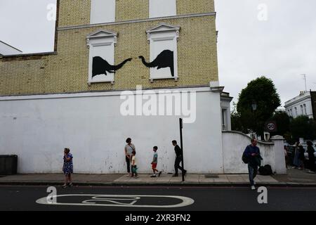 London, Großbritannien. August 2024. Der Straßenkünstler Banski enthüllt zwei Elefanten in Chelsea. (Foto: Laura Chiesa/Pacific Press) Credit: Pacific Press Media Production Corp./Alamy Live News Stockfoto