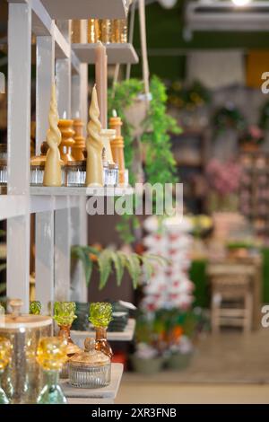 Gemütliches Wohndekor und Gartengeschäft mit handwerklichen Accessoires Stockfoto