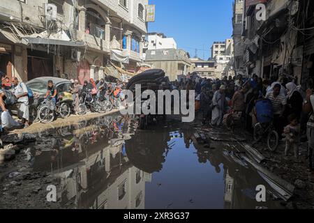 Gaza. August 2024. Am 8. August 2024 fliehen Menschen aus den östlichen Bezirken der Stadt Khan Younis im südlichen Gazastreifen. Nach einer neuen Evakuierungsanordnung der israelischen Behörden sagten UN-humanitäre Helfer am Donnerstag, dass ihre Partner Tausende von Gazern erneut aus Teilen des Gebiets Khan Younis im Westen in Richtung Al Mawasi flohen. Quelle: Rizek Abdeljawad/Xinhua/Alamy Live News Stockfoto