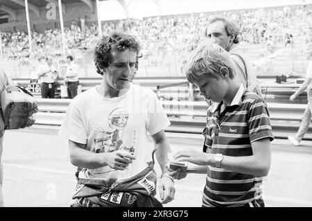 Rob Engering's Wish for Children on the Circuit, Circuit Zandvoort, Grand Prix, Children, Kid, Kinderheime, Kinderparty, Kinder, Zandvoort, 24-08-1984, Whizgle Dutch News: historische Bilder für die Zukunft. Erkunden Sie die Vergangenheit der Niederlande mit modernen Perspektiven durch Bilder von niederländischen Agenturen. Verbinden der Ereignisse von gestern mit den Erkenntnissen von morgen. Begeben Sie sich auf eine zeitlose Reise mit Geschichten, die unsere Zukunft prägen. Stockfoto