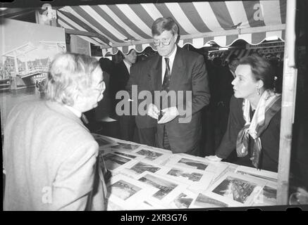 Hapro-Abend (Haarlem-Promotion) im Concertgebouw. Jährliche Präsentation eines Pins an eine Person oder Organisation, die einen Beitrag zur Förderung der Stadt geleistet hat. Haarlem, lange Begijnestraat, Niederlande, 02-02-1993, Whizgle Dutch News: historische Bilder für die Zukunft. Erkunden Sie die Vergangenheit der Niederlande mit modernen Perspektiven durch Bilder von niederländischen Agenturen. Verbinden der Ereignisse von gestern mit den Erkenntnissen von morgen. Begeben Sie sich auf eine zeitlose Reise mit Geschichten, die unsere Zukunft prägen. Stockfoto