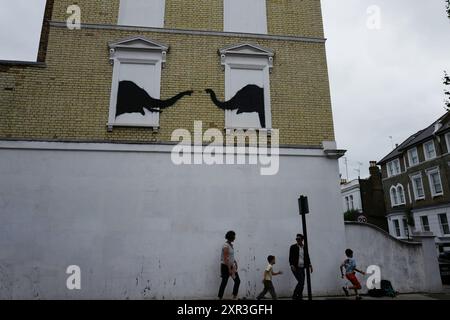 London, Großbritannien. August 2024. Der Straßenkünstler Banski enthüllt zwei Elefanten in Chelsea. (Kreditbild: © Laura Chiesa/Pacific Press via ZUMA Press Wire) NUR REDAKTIONELLE VERWENDUNG! Nicht für kommerzielle ZWECKE! Quelle: ZUMA Press, Inc./Alamy Live News Stockfoto