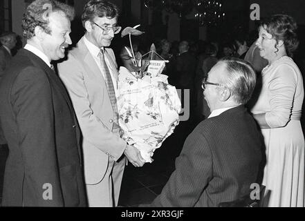 Abschiedsrat zu Hause, Gemeinderat Haarlem, Haarlem, Niederlande, 01-09-1982, Whizgle Dutch News: historische Bilder für die Zukunft. Erkunden Sie die Vergangenheit der Niederlande mit modernen Perspektiven durch Bilder von niederländischen Agenturen. Verbinden der Ereignisse von gestern mit den Erkenntnissen von morgen. Begeben Sie sich auf eine zeitlose Reise mit Geschichten, die unsere Zukunft prägen. Stockfoto