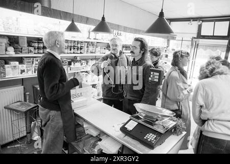 Interview mit Gemüsehändler Jaap Tanis, Haarlem, Smedestraat, Niederlande, 18-03-1989, Whizgle Dutch News: historische Bilder für die Zukunft. Erkunden Sie die Vergangenheit der Niederlande mit modernen Perspektiven durch Bilder von niederländischen Agenturen. Verbinden der Ereignisse von gestern mit den Erkenntnissen von morgen. Begeben Sie sich auf eine zeitlose Reise mit Geschichten, die unsere Zukunft prägen. Stockfoto