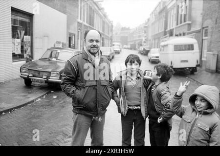 Herr Sevil, Gemeindeentwickler Frans Halsbuurt, Ausländer, Viertel, Gemeindezentren, örtliche Geschäfte, Trainingszentren, 24. 11. 1983, Whizgle Dutch News: historische Bilder zugeschnitten auf die Zukunft. Erkunden Sie die Vergangenheit der Niederlande mit modernen Perspektiven durch Bilder von niederländischen Agenturen. Verbinden der Ereignisse von gestern mit den Erkenntnissen von morgen. Begeben Sie sich auf eine zeitlose Reise mit Geschichten, die unsere Zukunft prägen. Stockfoto