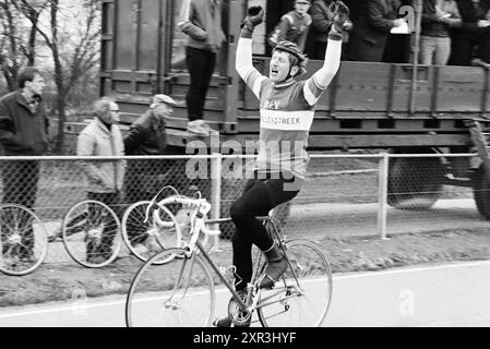 Beenden Sie das Radfahren um Spaarnwoude, Radfahren, Spaarnwoude, 15-03-1980, Whizgle Dutch News: Historische Bilder zugeschnitten auf die Zukunft. Erkunden Sie die Vergangenheit der Niederlande mit modernen Perspektiven durch Bilder von niederländischen Agenturen. Verbinden der Ereignisse von gestern mit den Erkenntnissen von morgen. Begeben Sie sich auf eine zeitlose Reise mit Geschichten, die unsere Zukunft prägen. Stockfoto