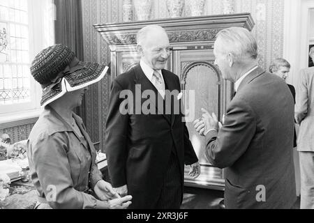 Abschied Bürgermeister Nawijn Juwel. Zandvoort, Bürgermeister, 30-06-1977, Whizgle Dutch News: Historische Bilder zugeschnitten auf die Zukunft. Erkunden Sie die Vergangenheit der Niederlande mit modernen Perspektiven durch Bilder von niederländischen Agenturen. Verbinden der Ereignisse von gestern mit den Erkenntnissen von morgen. Begeben Sie sich auf eine zeitlose Reise mit Geschichten, die unsere Zukunft prägen. Stockfoto