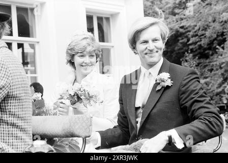 Bride and Bräutigam Pferdekutschen Overveen, Wedding, Overveen, 20-06-1980, Whizgle Dutch News: Historical Images Tailored for the Future. Erkunden Sie die Vergangenheit der Niederlande mit modernen Perspektiven durch Bilder von niederländischen Agenturen. Verbinden der Ereignisse von gestern mit den Erkenntnissen von morgen. Begeben Sie sich auf eine zeitlose Reise mit Geschichten, die unsere Zukunft prägen. Stockfoto