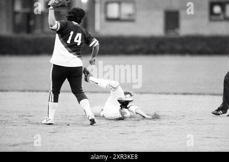 HHC - Heiloo, Softball, 12-08-1987, Whizgle Dutch News: Historical Images Tailored for the Future. Erkunden Sie die Vergangenheit der Niederlande mit modernen Perspektiven durch Bilder von niederländischen Agenturen. Verbinden der Ereignisse von gestern mit den Erkenntnissen von morgen. Begeben Sie sich auf eine zeitlose Reise mit Geschichten, die unsere Zukunft prägen. Stockfoto
