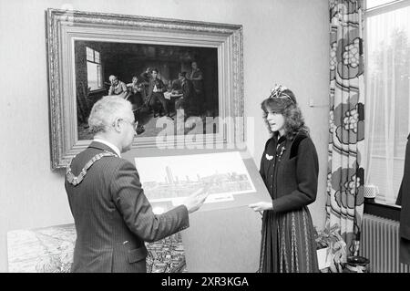 Tulip Queen Albany, USA, City Office B'wijk, Flowers and Flower Girls, Beverwijk, Niederlande, 15-10-1985, Whizgle Dutch News: Historische Bilder zugeschnitten auf die Zukunft. Erkunden Sie die Vergangenheit der Niederlande mit modernen Perspektiven durch Bilder von niederländischen Agenturen. Verbinden der Ereignisse von gestern mit den Erkenntnissen von morgen. Begeben Sie sich auf eine zeitlose Reise mit Geschichten, die unsere Zukunft prägen. Stockfoto