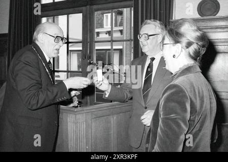 Arbeitsbesuch des Kommissars der Königin Zandvoort, Zandvoort, Zandvoort, 21-03-1985, Whizgle Dutch News: Historische Bilder zugeschnitten auf die Zukunft. Erkunden Sie die Vergangenheit der Niederlande mit modernen Perspektiven durch Bilder von niederländischen Agenturen. Verbinden der Ereignisse von gestern mit den Erkenntnissen von morgen. Begeben Sie sich auf eine zeitlose Reise mit Geschichten, die unsere Zukunft prägen. Stockfoto