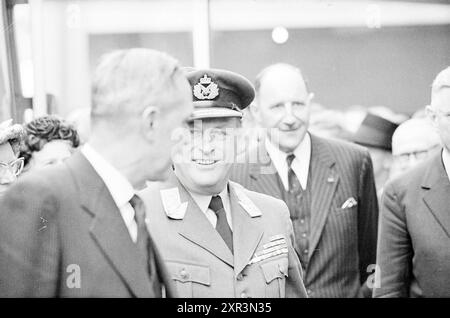 König Olav, H.M. die Königin, H.R.H. der Prinz während eines Besuchs in Philips und im Van Abbe Museum in Eindhoven, königliche Empfänge und königliche Besuche, 10-09-1964, Whizgle Dutch News: Historische Bilder zugeschnitten auf die Zukunft. Erkunden Sie die Vergangenheit der Niederlande mit modernen Perspektiven durch Bilder von niederländischen Agenturen. Verbinden der Ereignisse von gestern mit den Erkenntnissen von morgen. Begeben Sie sich auf eine zeitlose Reise mit Geschichten, die unsere Zukunft prägen. Stockfoto