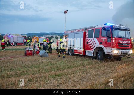 240808Strohballenbrand News ID: EN 2024-08-08-08, Strohballenbrand beschäftigt Einsatzkräfte Landwirte unterstützen Brandbekämpfung Gornau. Am Donnerstagabend gegen 19:50 Uhr ist auf einem Feld an der Eisenstraße ein Strohballenbrand ausgebrochen. Wie die Feuerwehr berichtet, standen bei Ankunft der ersten Kräfte, 30 Strohballen in Vollbrand. Umgehend begann man mit der Brandbekämpfung. Zeitgleich verhinderten die Kameraden eine weitere Ausbreitung des Brandes. Unterstützt werden die Löschmaßnahmen von Landwirten. Diese pflügten das Stoppelfeld um und nahmen so dem Feuer das brennbare Material. Au Stockfoto