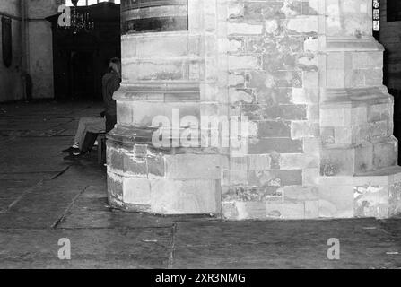 Tear St Bavo Church, Grote Kerk Haarlem, Kirchen St. Bavo Church, 16-05-1969, Whizgle Dutch News: Historische Bilder zugeschnitten auf die Zukunft. Erkunden Sie die Vergangenheit der Niederlande mit modernen Perspektiven durch Bilder von niederländischen Agenturen. Verbinden der Ereignisse von gestern mit den Erkenntnissen von morgen. Begeben Sie sich auf eine zeitlose Reise mit Geschichten, die unsere Zukunft prägen. Stockfoto