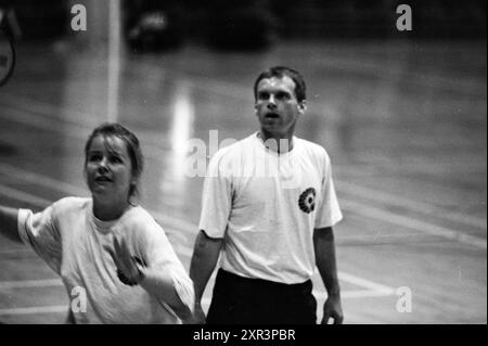 Badminton, Let it be Champion, Haarlem, Niederlande, 20-01-1996, Whizgle Dutch News: Historische Bilder zugeschnitten auf die Zukunft. Erkunden Sie die Vergangenheit der Niederlande mit modernen Perspektiven durch Bilder von niederländischen Agenturen. Verbinden der Ereignisse von gestern mit den Erkenntnissen von morgen. Begeben Sie sich auf eine zeitlose Reise mit Geschichten, die unsere Zukunft prägen. Stockfoto
