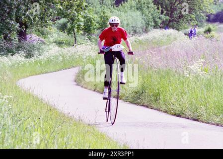 Cycling Day, Sp'woude, Spaarnwoude, 24-05-1995, Whizgle Dutch News: Historische Bilder zugeschnitten auf die Zukunft. Erkunden Sie die Vergangenheit der Niederlande mit modernen Perspektiven durch Bilder von niederländischen Agenturen. Verbinden der Ereignisse von gestern mit den Erkenntnissen von morgen. Begeben Sie sich auf eine zeitlose Reise mit Geschichten, die unsere Zukunft prägen. Stockfoto