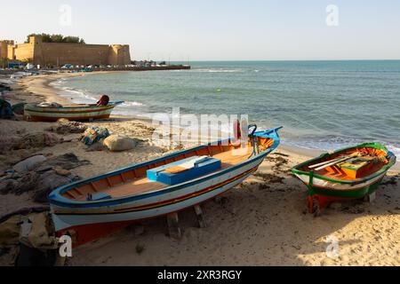 Fischerboote am Strand in der Nähe von Hammamet Kasbah, Tunesien Stockfoto