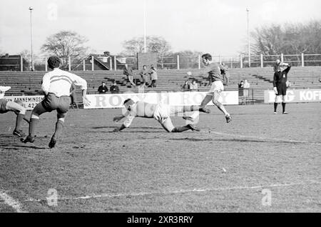 Football Match EDO, Haarlem, Whizgle Dutch News: Historische Bilder für die Zukunft. Erkunden Sie die Vergangenheit der Niederlande mit modernen Perspektiven durch Bilder von niederländischen Agenturen. Verbinden der Ereignisse von gestern mit den Erkenntnissen von morgen. Begeben Sie sich auf eine zeitlose Reise mit Geschichten, die unsere Zukunft prägen. Stockfoto