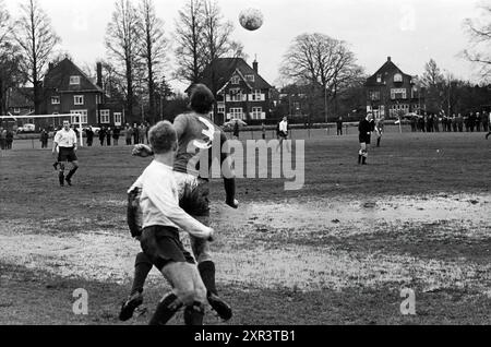 Fußballspiel Royal HFC auf einem feuchten Feld möglich gegen Old Internationals, Whizgle Dutch News: Historische Bilder für die Zukunft. Erkunden Sie die Vergangenheit der Niederlande mit modernen Perspektiven durch Bilder von niederländischen Agenturen. Verbinden der Ereignisse von gestern mit den Erkenntnissen von morgen. Begeben Sie sich auf eine zeitlose Reise mit Geschichten, die unsere Zukunft prägen. Stockfoto